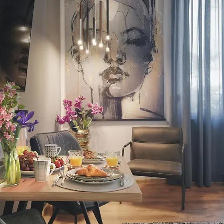 E&f Luxury * פולה